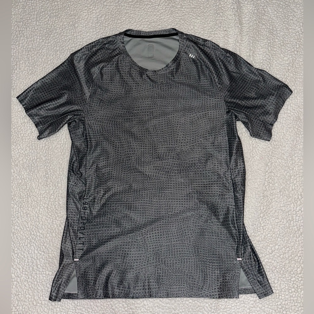 Limited edition XL men lululemon reptile print shirt